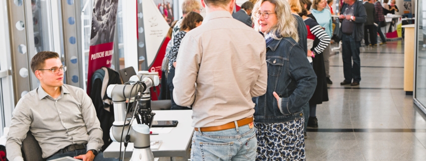 Arbeitsministerin Heike Werner informiert sich am Stand des ZeTT - Zentrum Digitale Transformation Thüringen